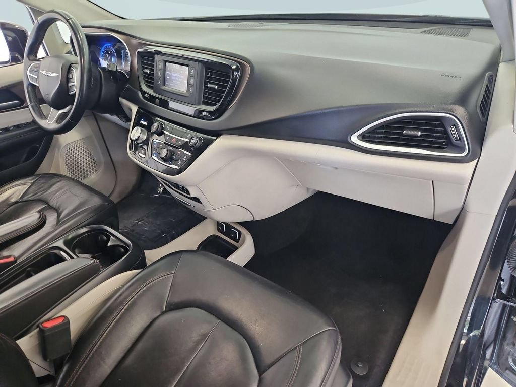 Used 2017 Chrysler Pacifica Touring-L FWD image 29