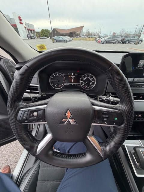 Used 2022 Mitsubishi Outlander SE image 18