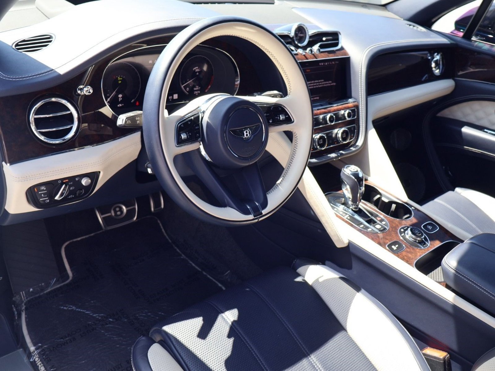 Certified 2022 Bentley Bentayga AWD/4WD image 4