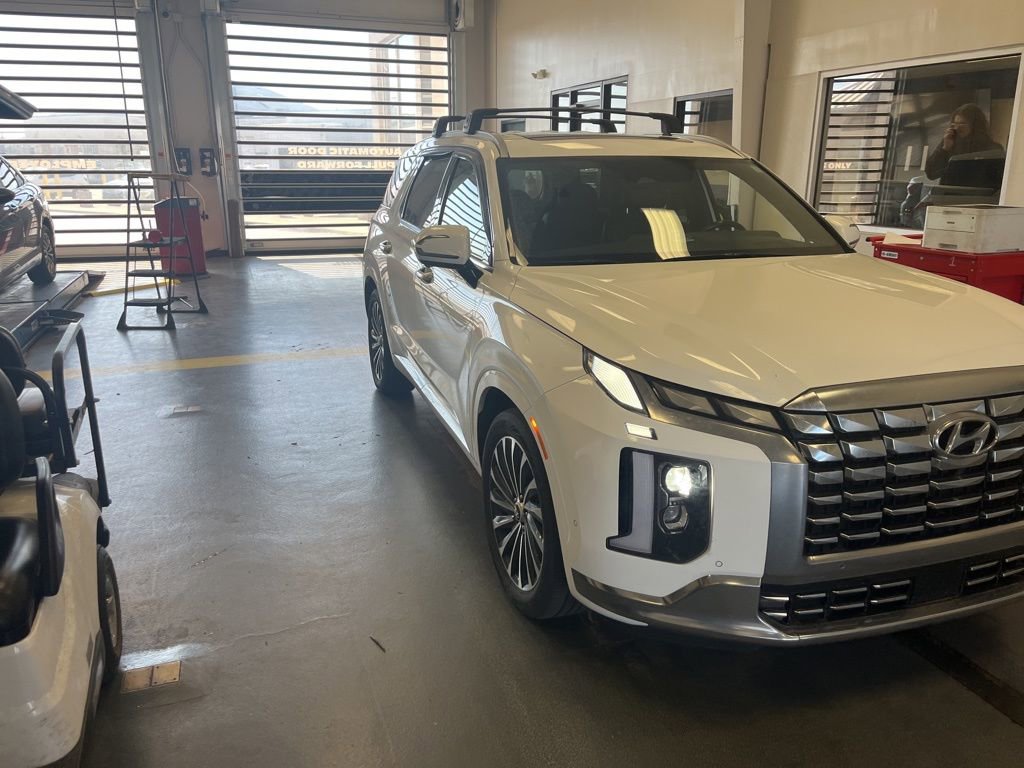 Used 2023 Hyundai Palisade Calligraphy image 1