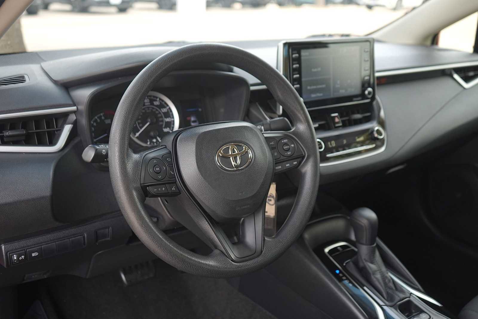 Used 2021 Toyota Corolla LE FWD image 2