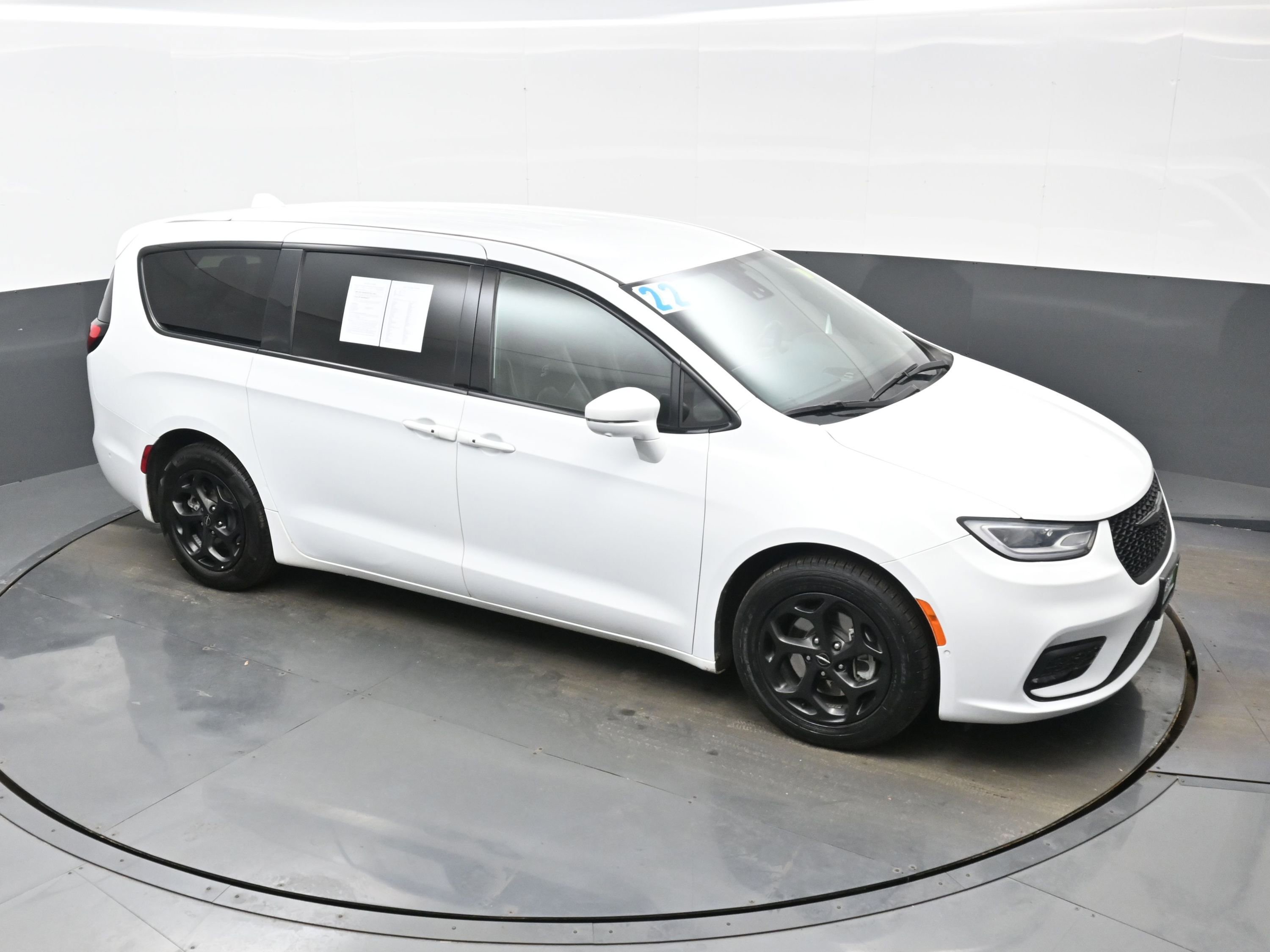 Used 2022 Chrysler Pacifica Touring-L w/ Uconnect Theater Family Group image 40