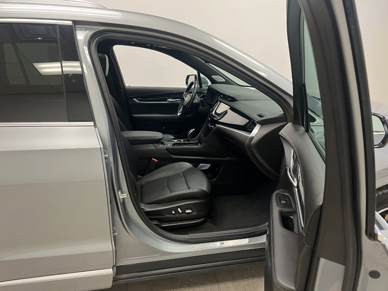 Used 2024 Cadillac XT6 Premium Luxury image 33