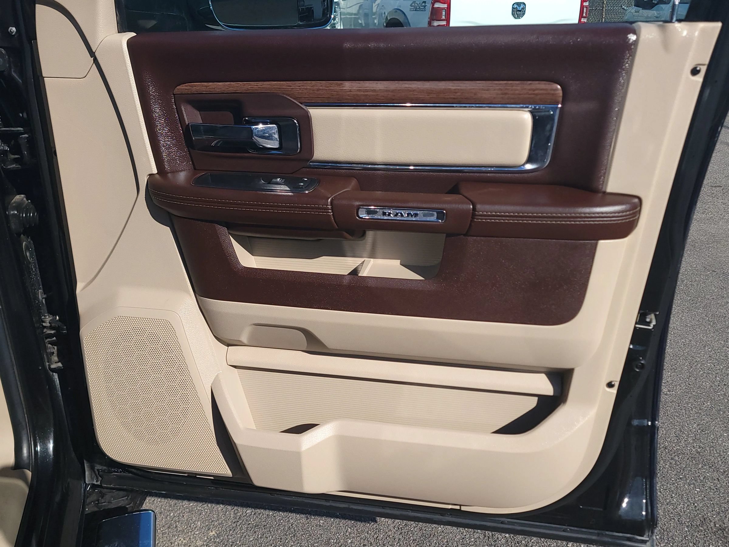 Used 2016 RAM 2500 Laramie RWD image 9
