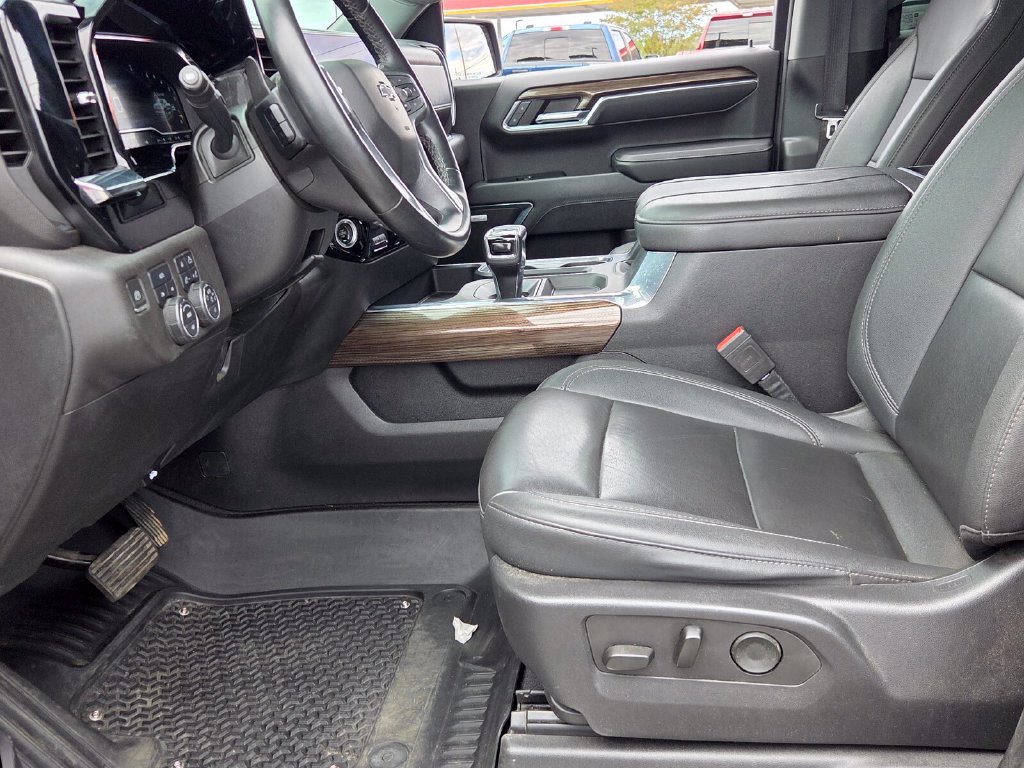 Used 2023 Chevrolet Silverado 1500 RST w/ Redline Edition AWD/4WD image 4