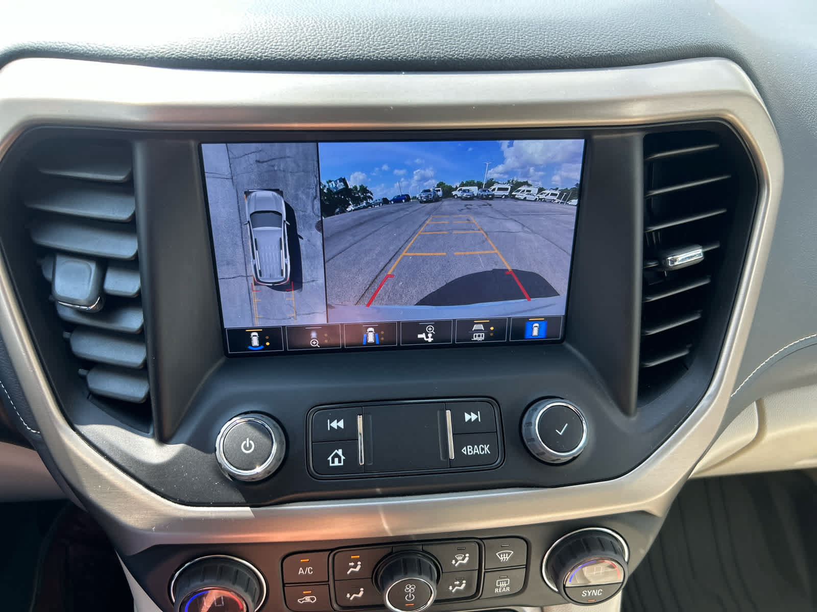 Used 2023 GMC Acadia Denali w/ Denali Ultimate Package AWD/4WD image 18
