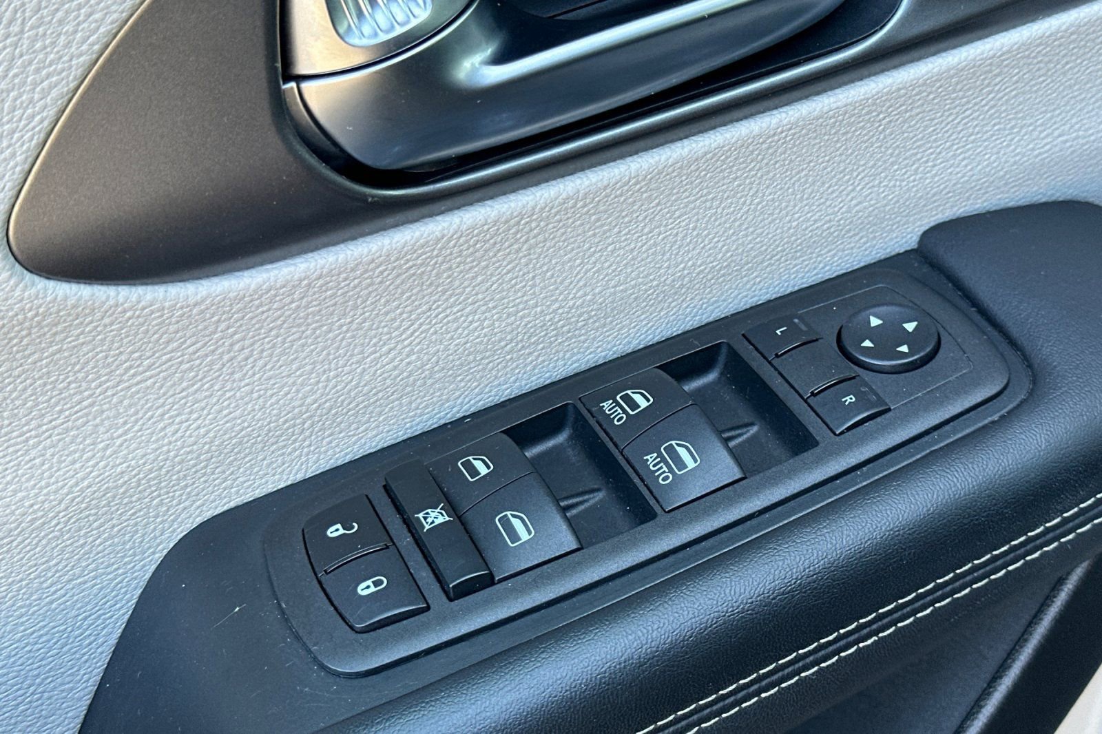 Used 2023 Chrysler Pacifica Touring-L FWD image 11