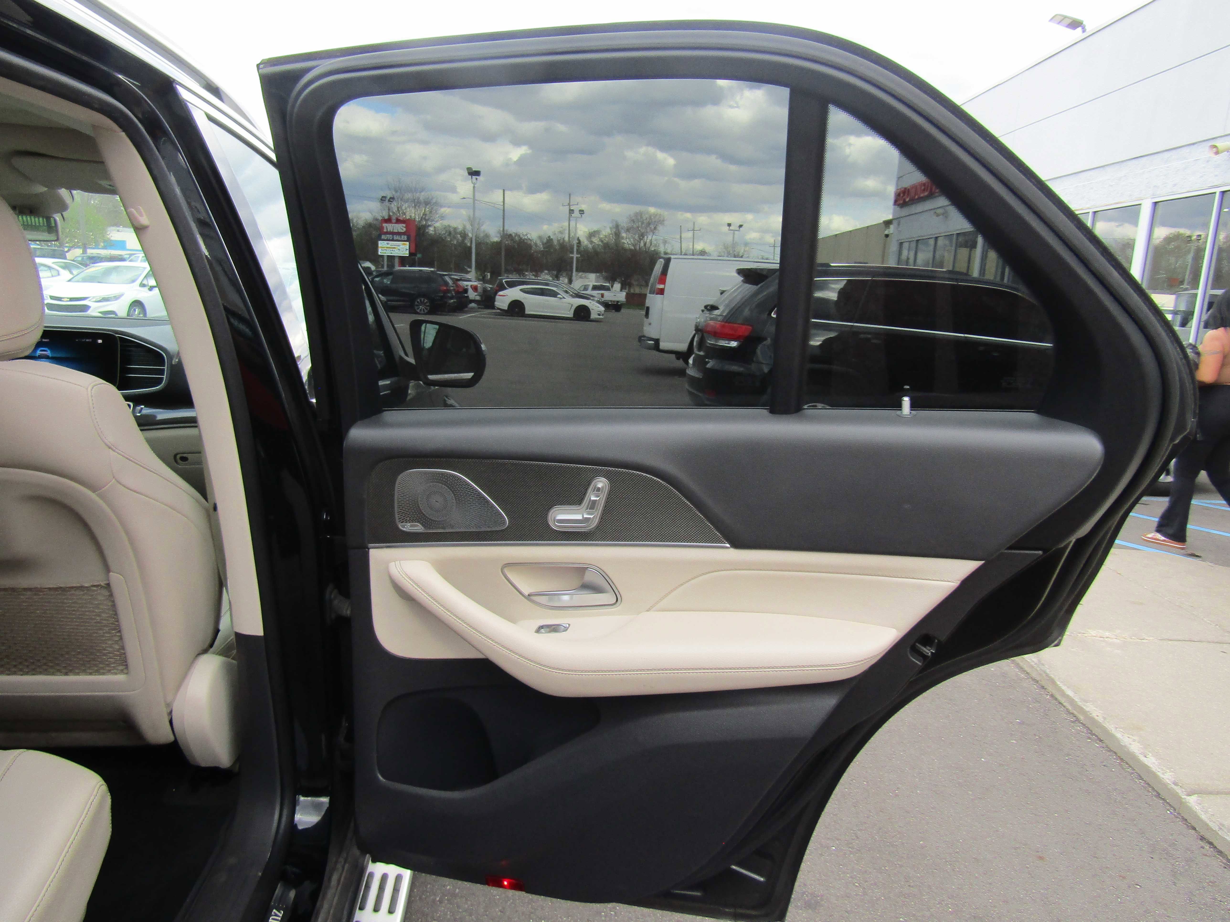 Used 2020 Mercedes-Benz GLE 350 4MATIC w/ 3rd Row Seat Package image 11