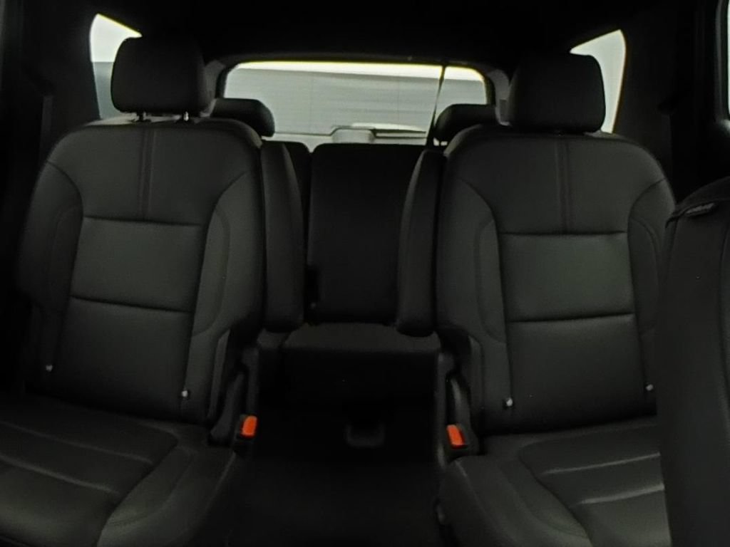 Used 2023 Chevrolet Traverse RS FWD image 13