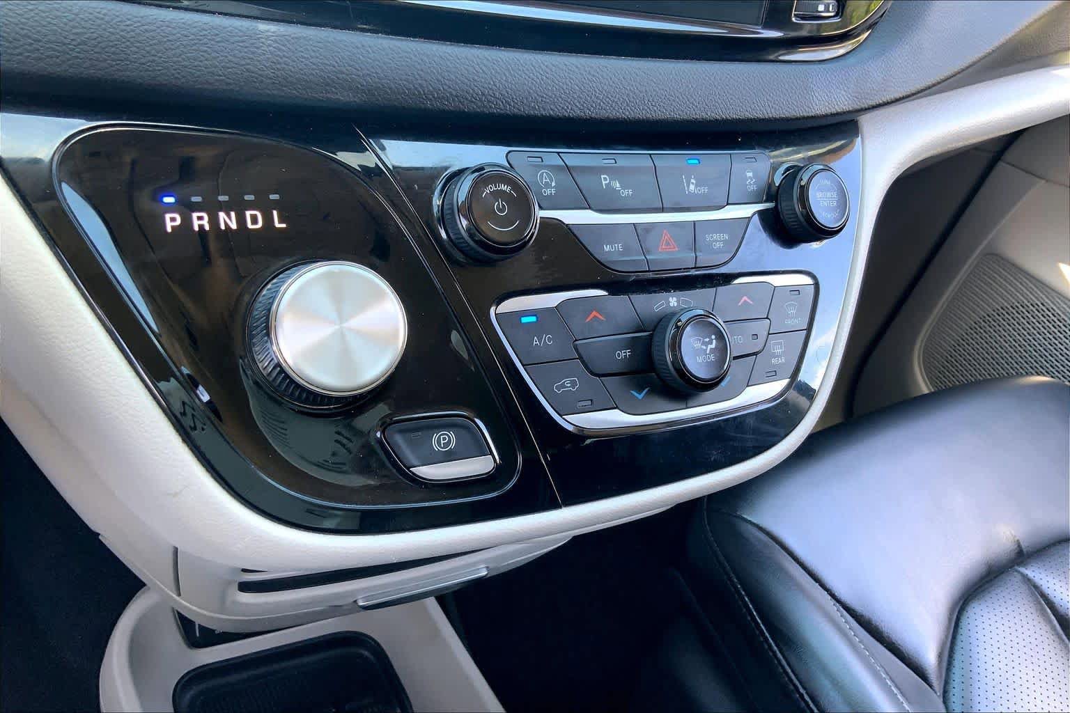 Used 2023 Chrysler Pacifica Touring-L FWD image 32