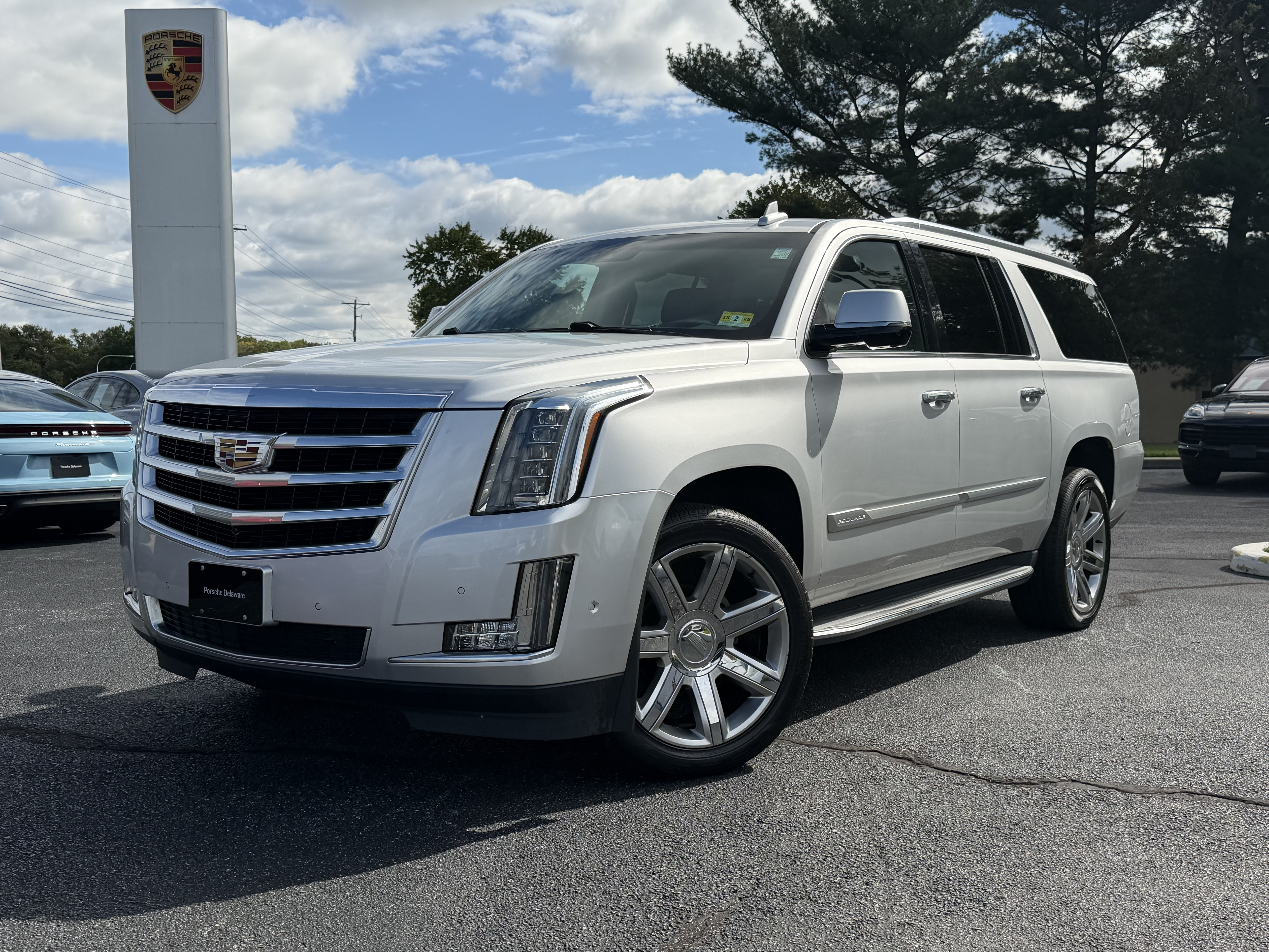 Used 2019 Cadillac Escalade ESV Luxury AWD/4WD image 7