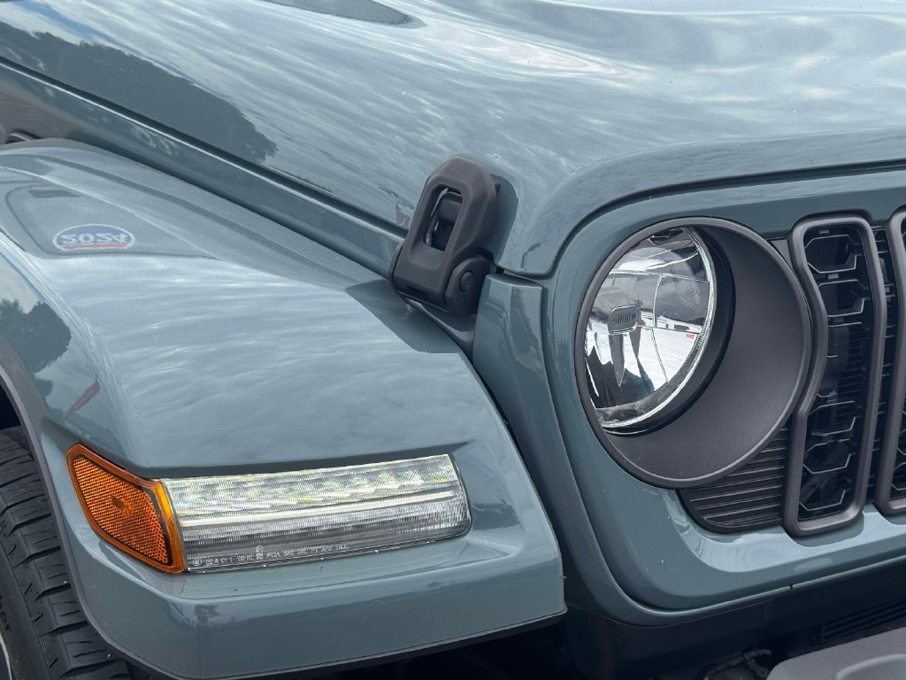 Used 2024 Jeep Wrangler Unlimited w/ Convenience Group AWD/4WD image 9