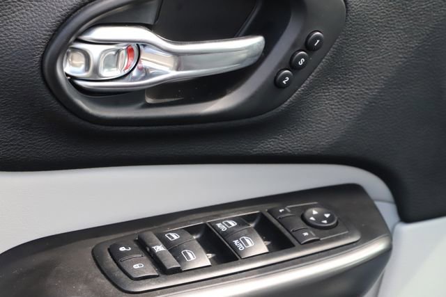Used 2019 Jeep Cherokee Limited AWD/4WD image 18