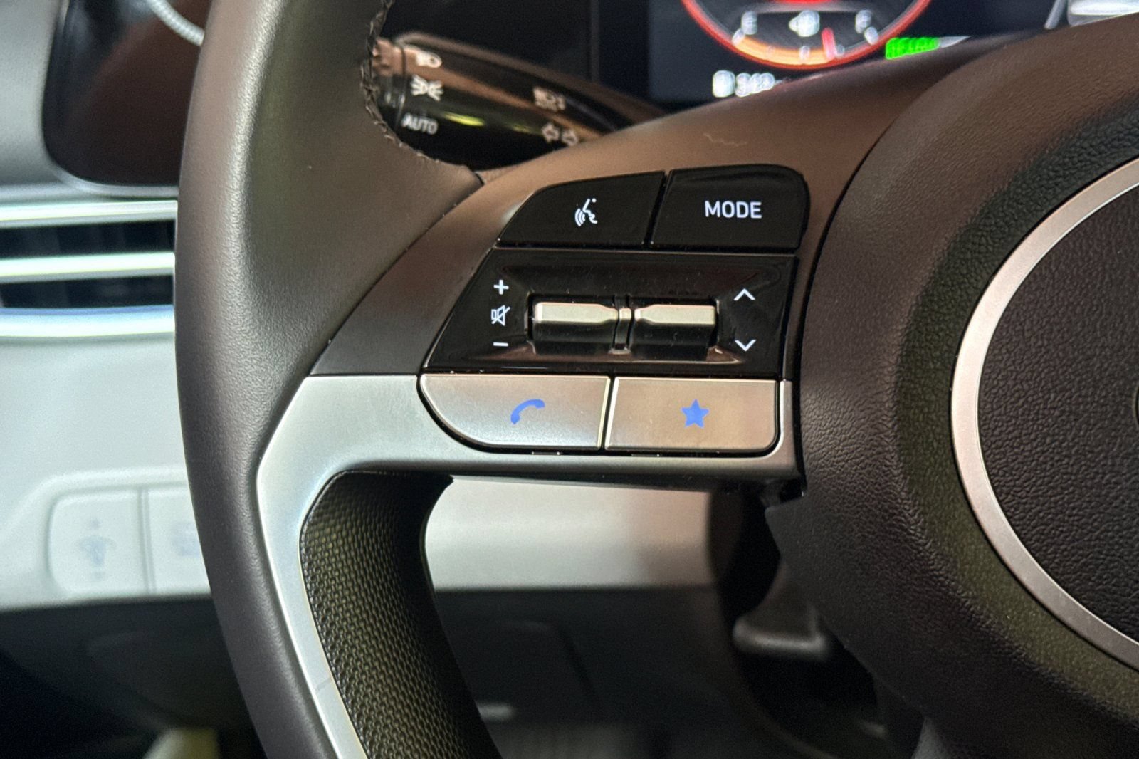 Used 2025 Hyundai Elantra Limited FWD image 30
