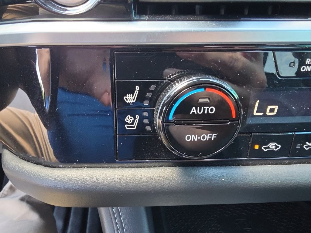 Used 2024 Nissan Pathfinder Platinum w/ Cargo Package FWD image 23