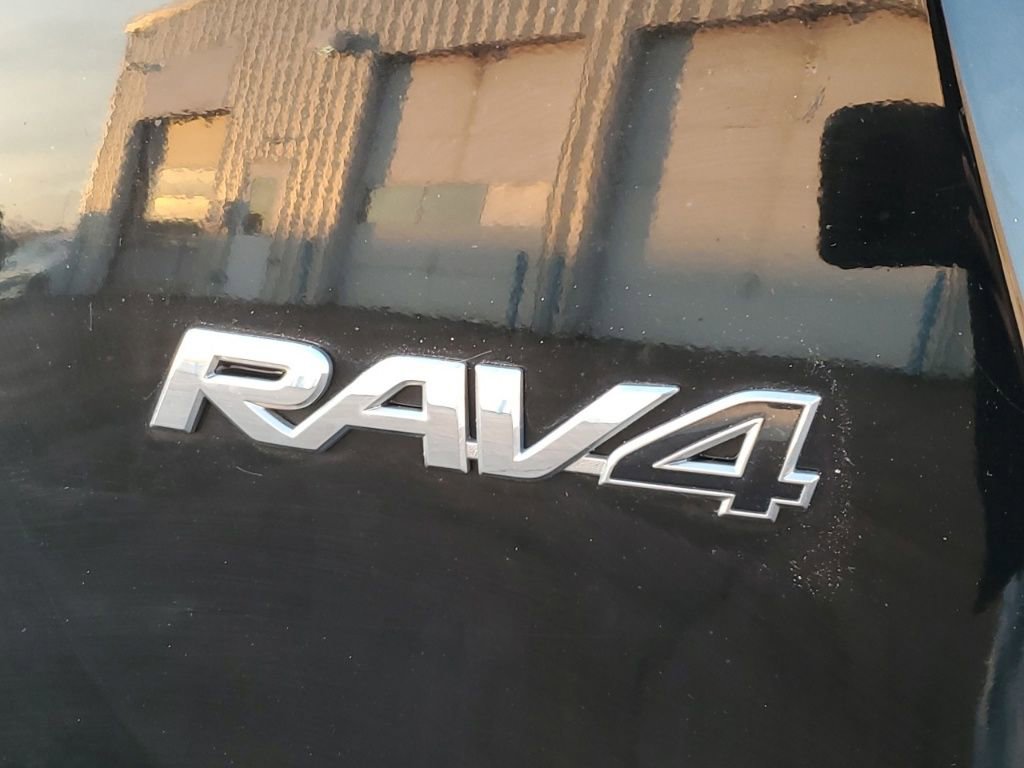 Used 2018 Toyota RAV4 LE image 7