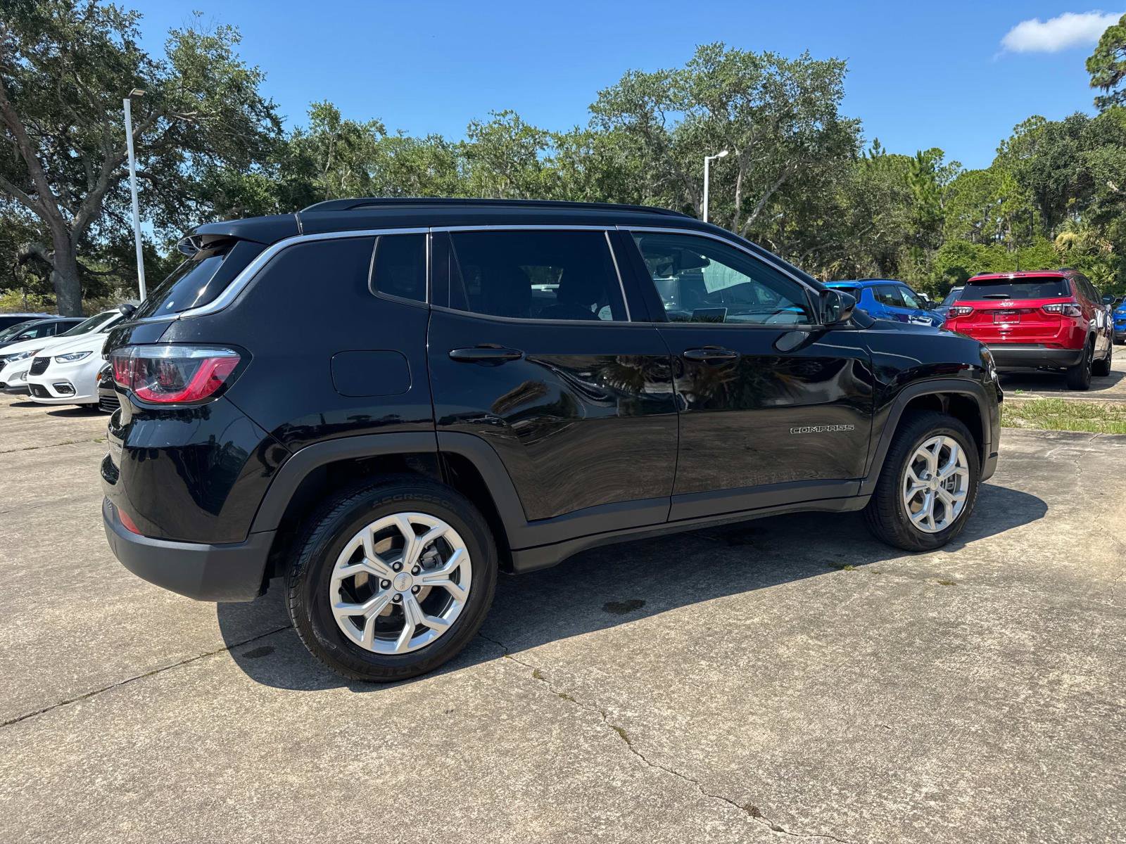 Used 2024 Jeep Compass Latitude AWD/4WD image 3