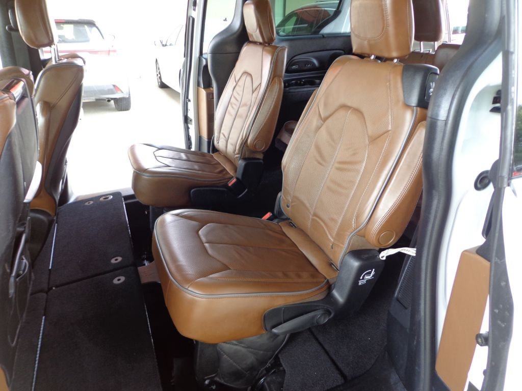 Used 2017 Chrysler Pacifica Limited w/ UConnect Theater Package FWD image 21