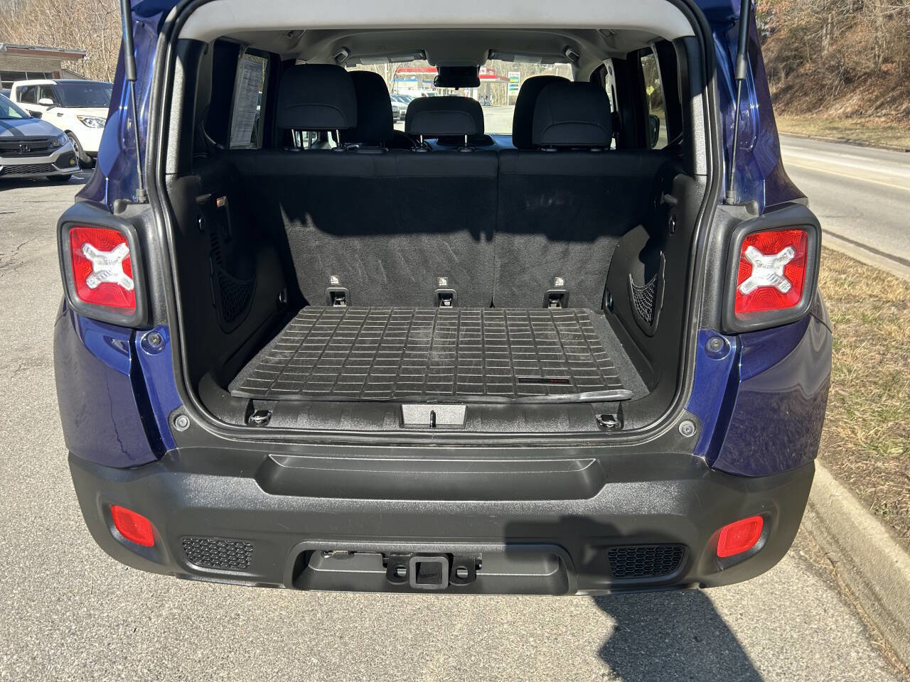 Used 2018 Jeep Renegade Latitude w/ Cold Weather Group AWD/4WD image 28