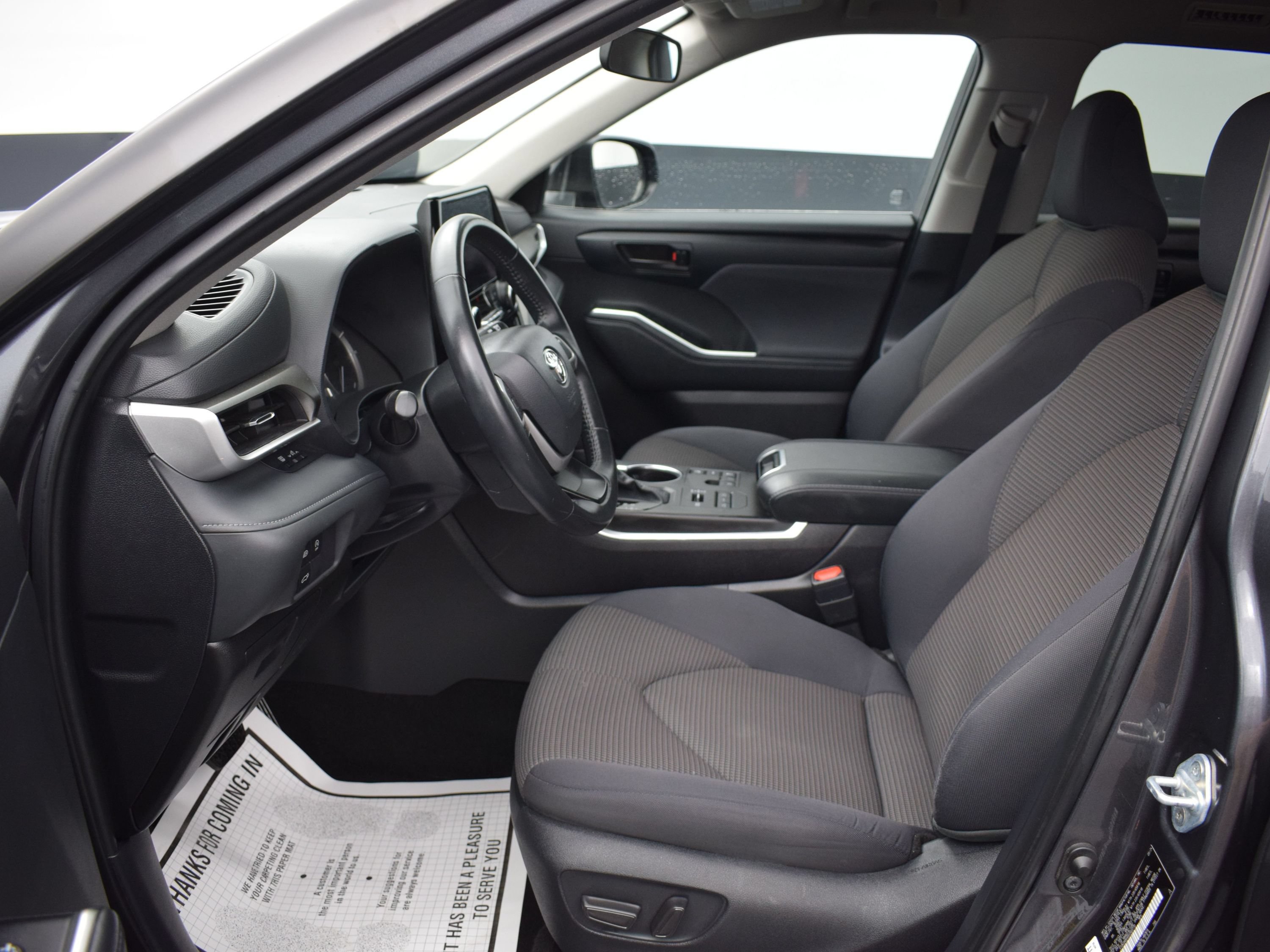 Used 2024 Toyota Highlander LE AWD/4WD image 16