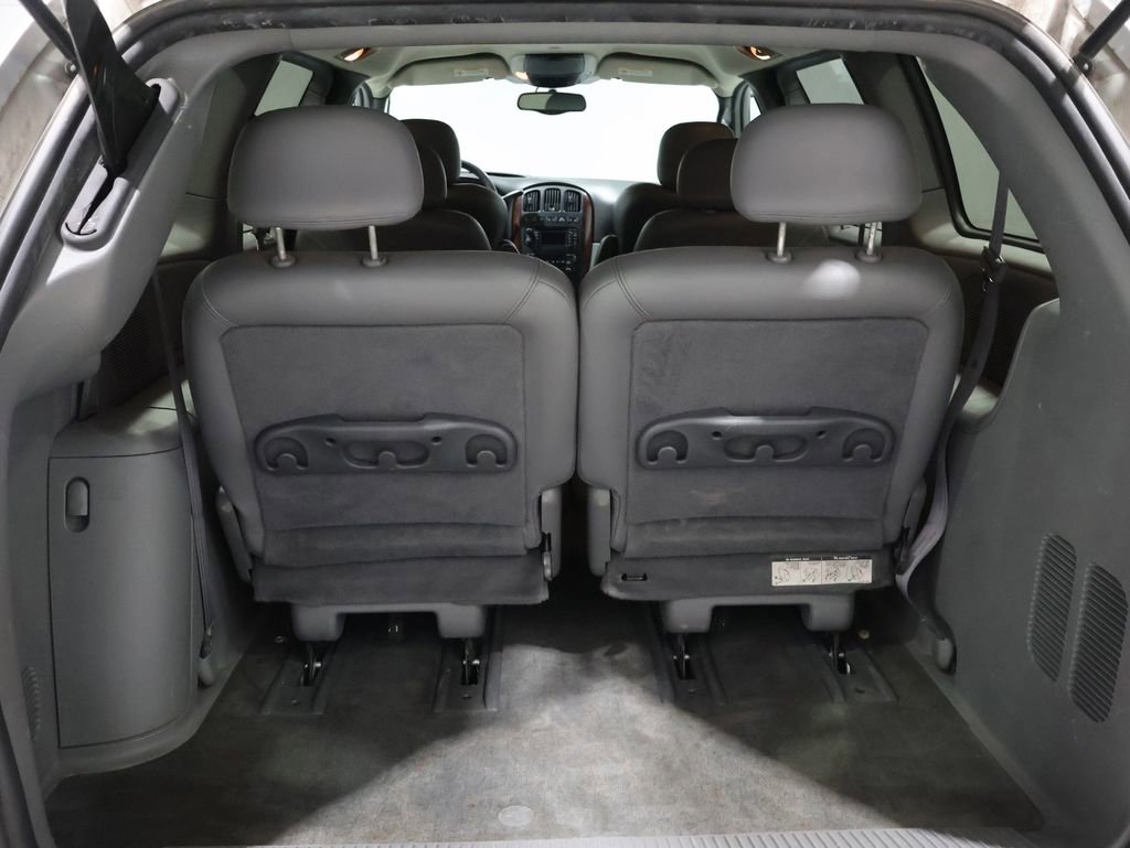 Used 2004 Chrysler Town & Country Limited image 19