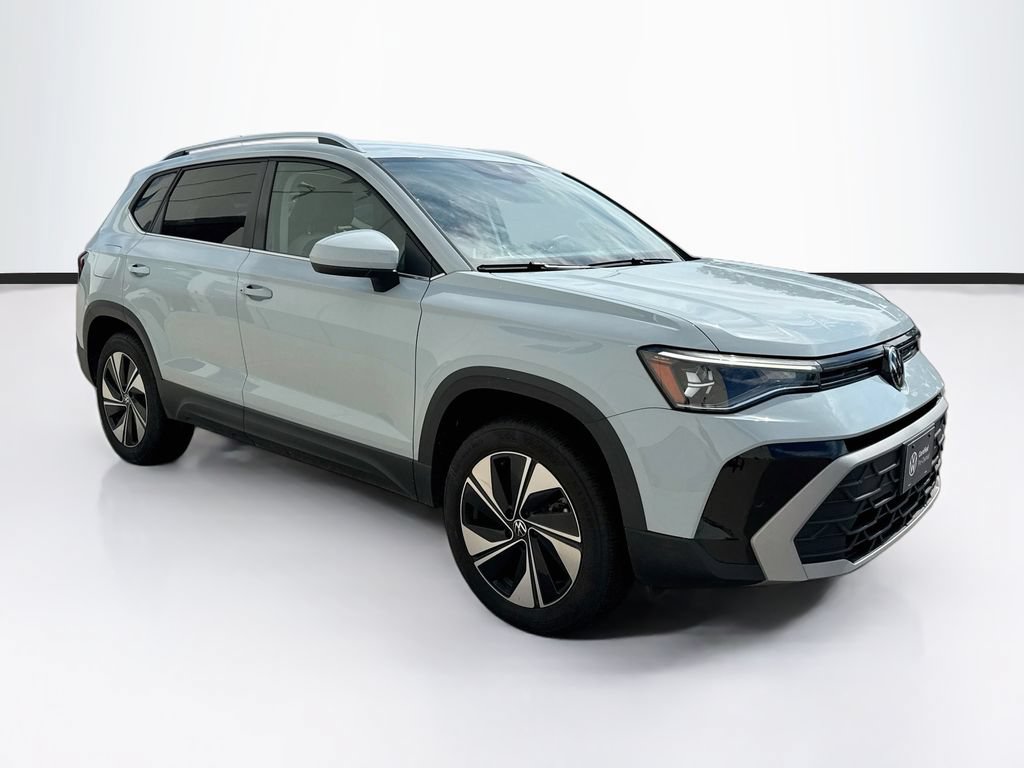 Used 2025 Volkswagen Taos SE AWD/4WD image 3
