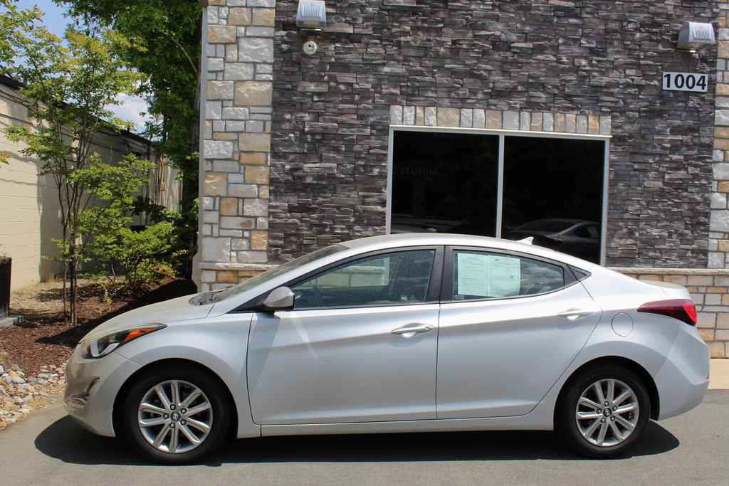 Used 2015 Hyundai Elantra SE w/ Option Group 02 FWD image 9