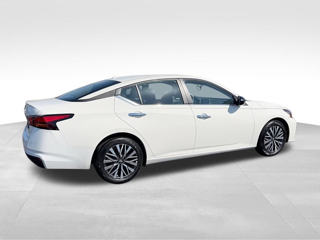 Used 2025 Nissan Altima 2.5 SV FWD image 9