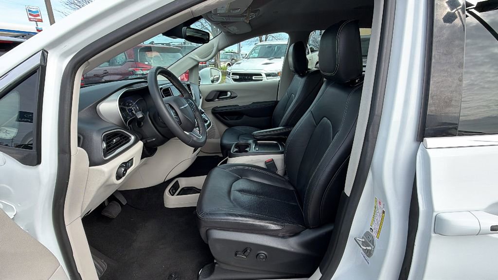 Used 2022 Chrysler Pacifica Touring-L w/ Uconnect Theater Family Group image 30