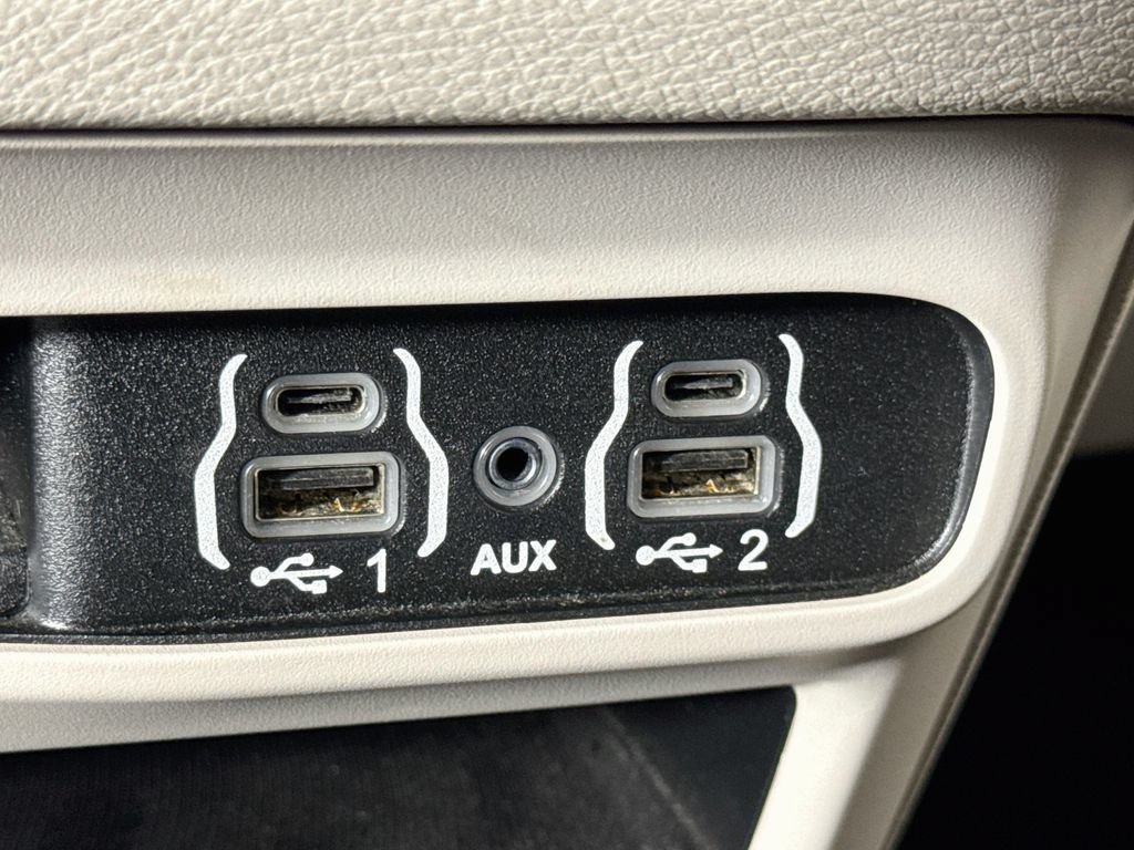 Used 2023 Chrysler Pacifica Touring-L FWD image 17