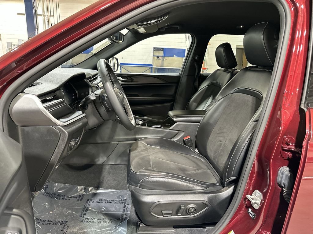 Used 2023 Jeep Grand Cherokee L Laredo image 13