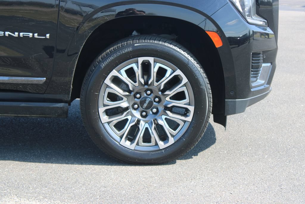 Used 2023 GMC Yukon Denali Ultimate w/ LPO, Floor Liner Package AWD/4WD image 12