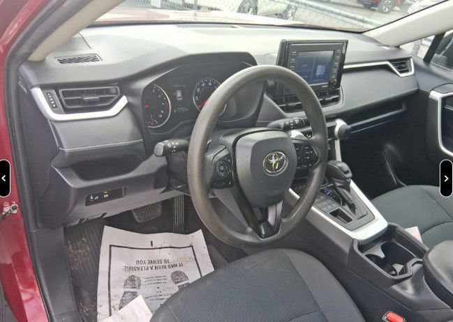 Used 2021 Toyota RAV4 LE AWD/4WD image 2