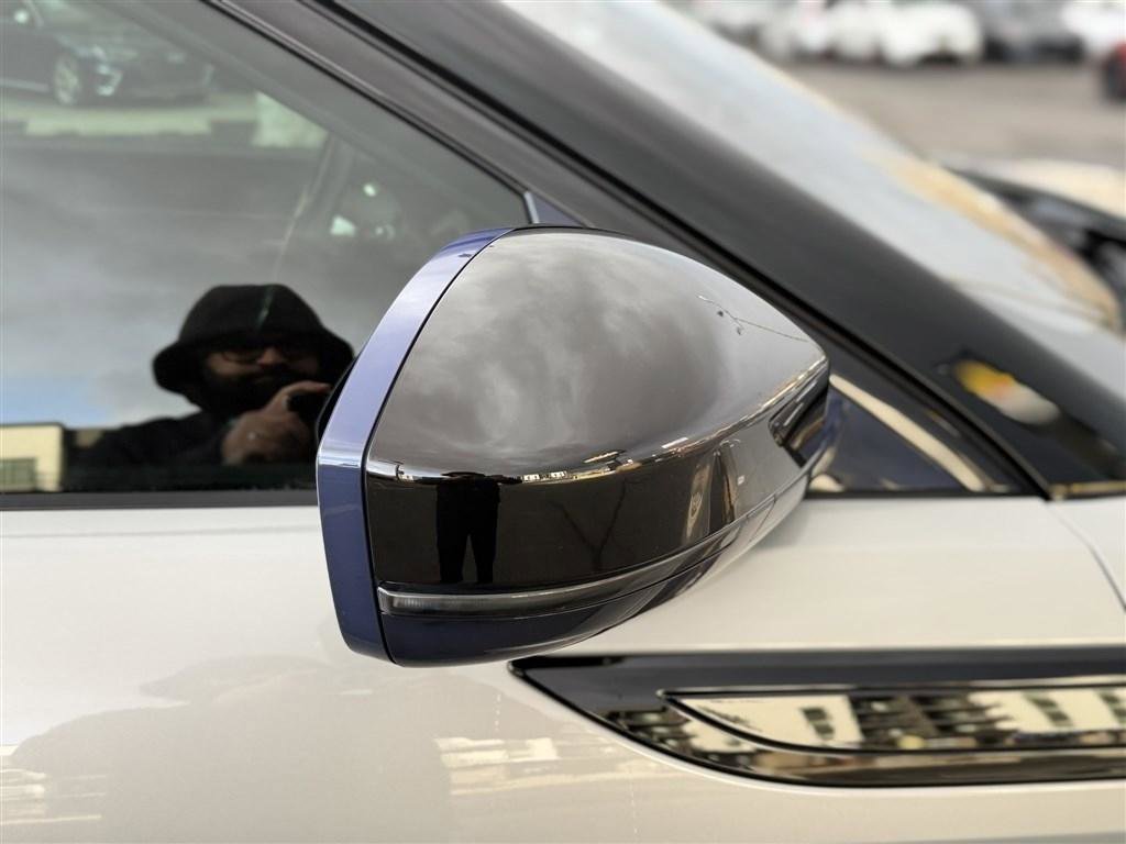 Used 2020 Land Rover Range Rover Evoque R-Dynamic SE image 11