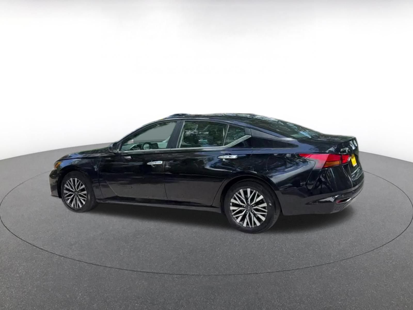 Used 2025 Nissan Altima 2.5 SV FWD image 10