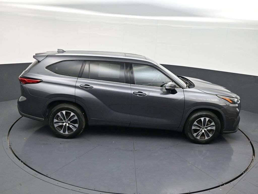Used 2022 Toyota Highlander XLE FWD image 17