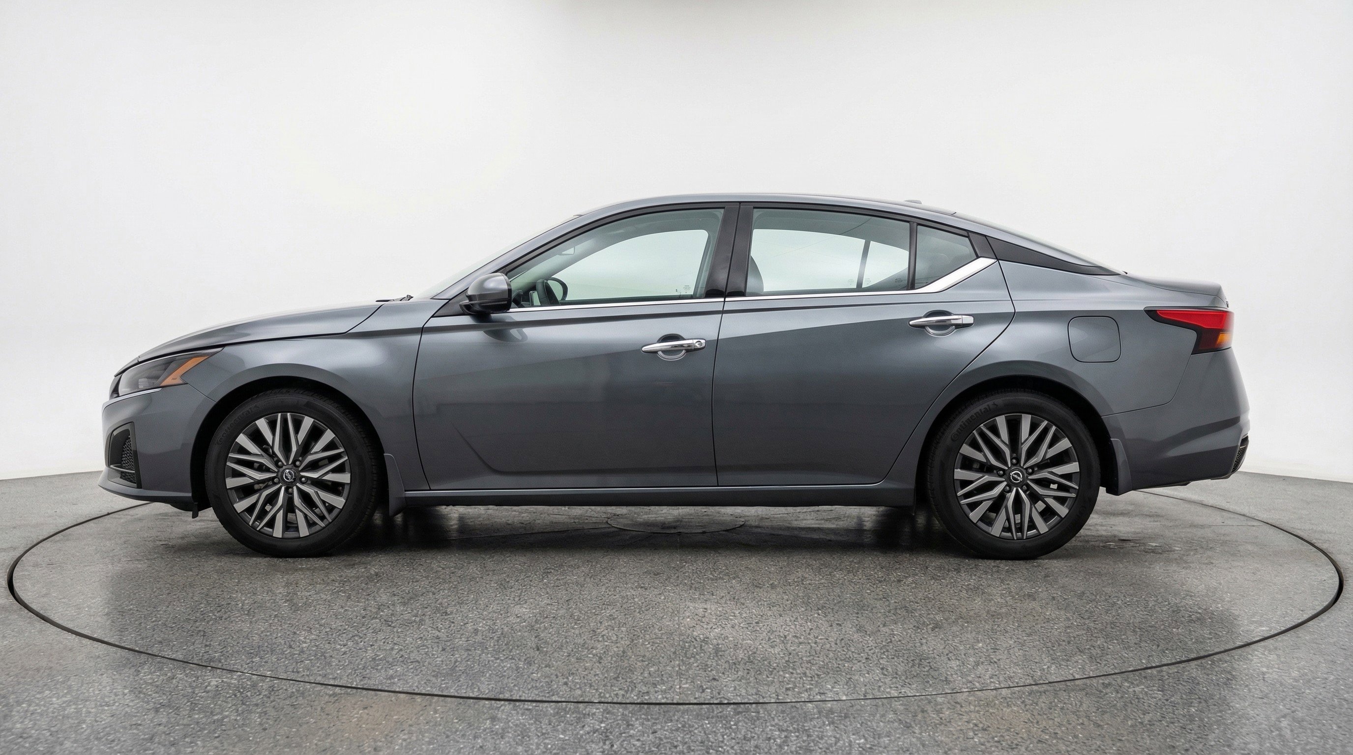 Used 2025 Nissan Altima 2.5 SV FWD image 5