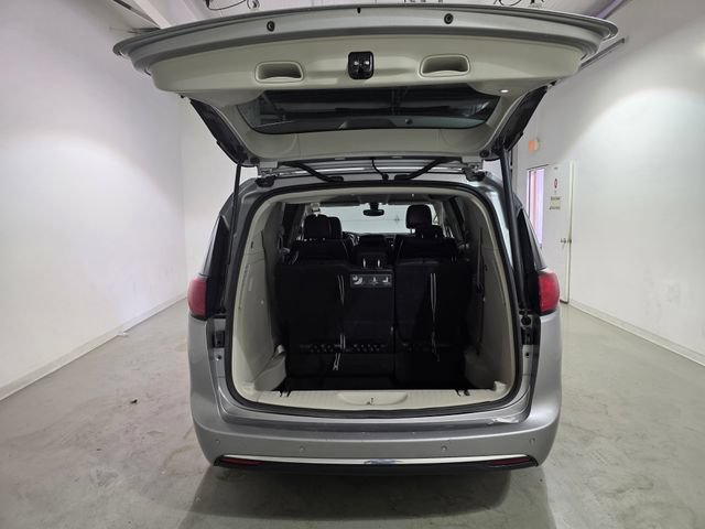 Used 2018 Chrysler Pacifica Touring-L FWD image 8