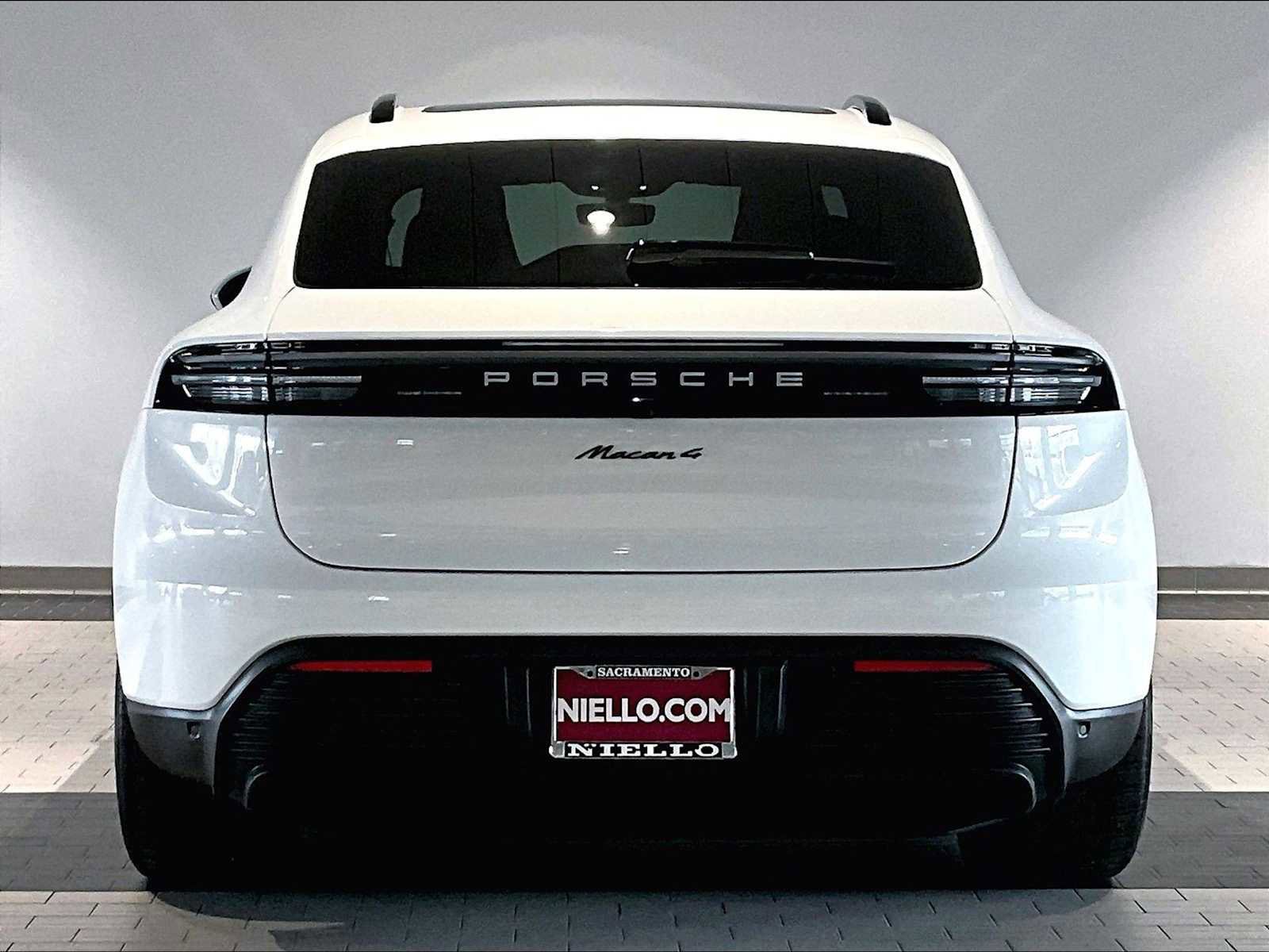 Used 2025 Porsche Macan 4 Electric image 9