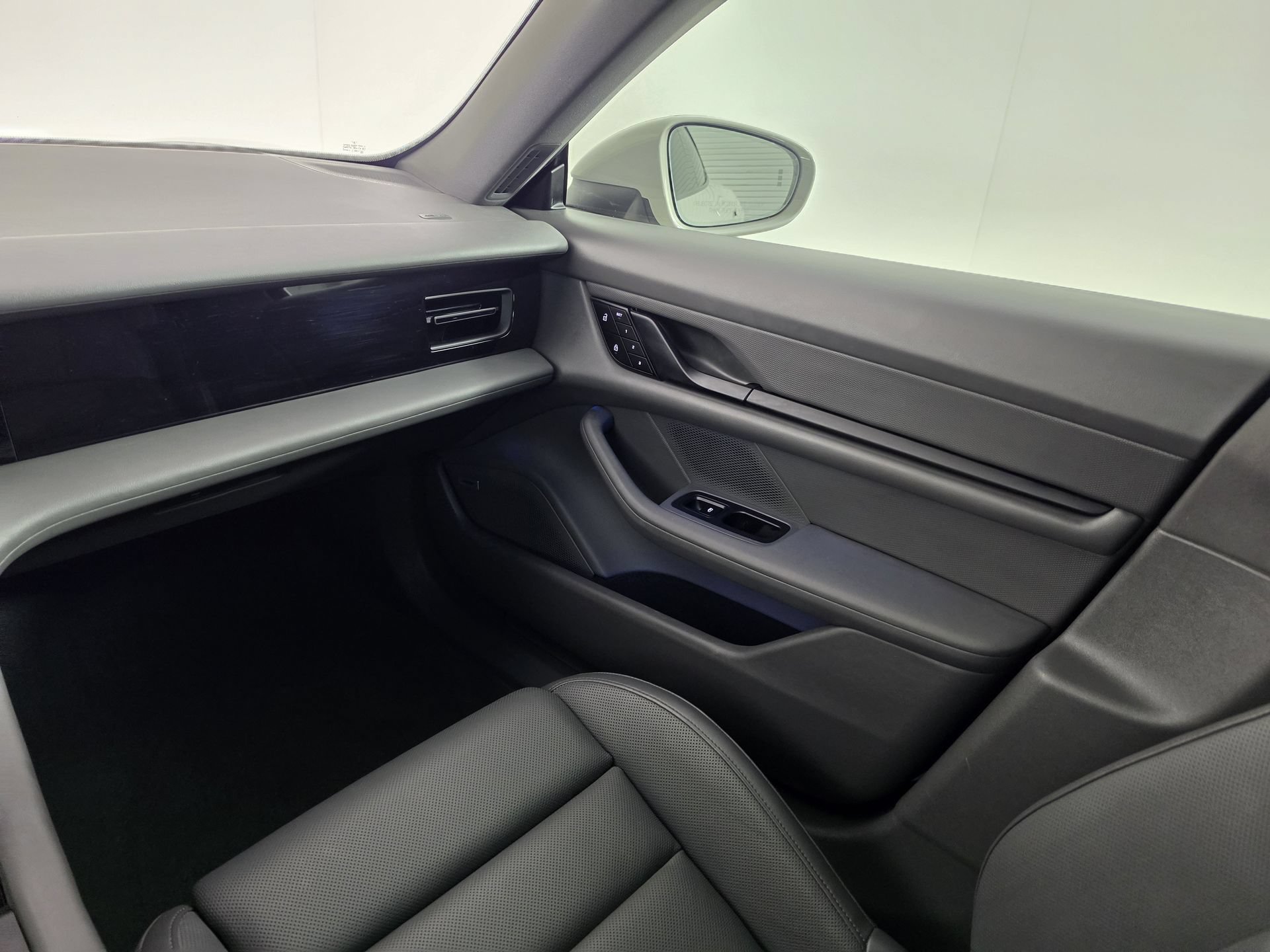Used 2022 Porsche Taycan RWD image 36
