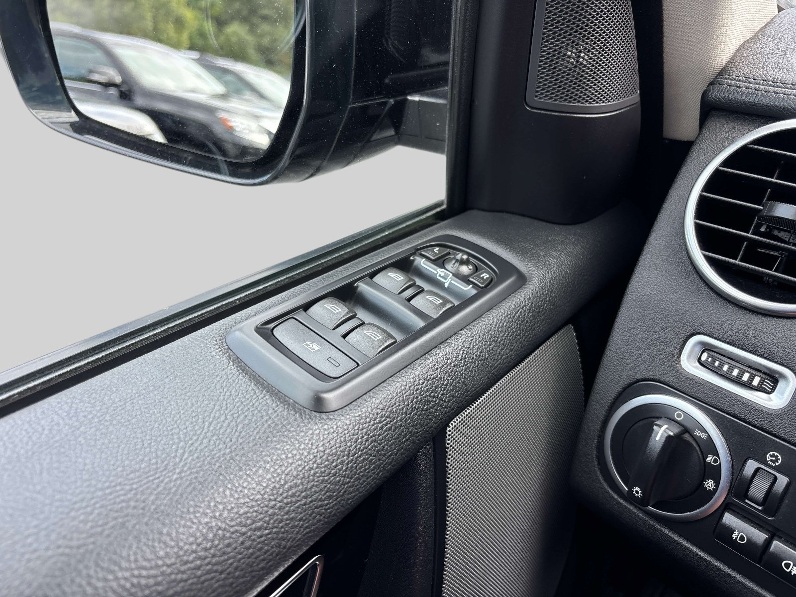Used 2016 Land Rover LR4 HSE AWD/4WD image 28