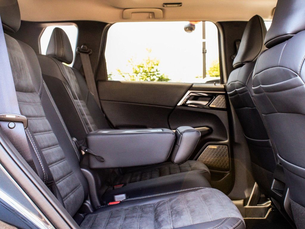 New 2025 Mitsubishi Outlander SE image 39