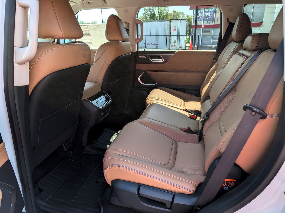 Certified 2026 INFINITI QX80 Luxe w/ Cargo Package AWD/4WD image 12