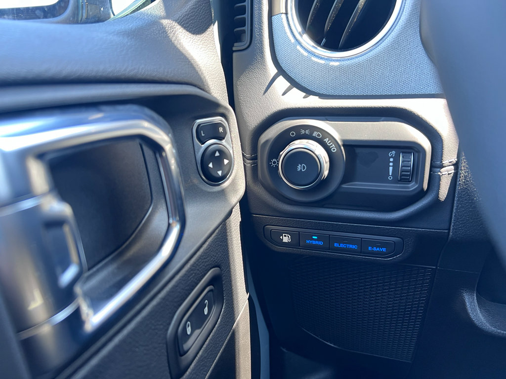 Used 2025 Jeep Wrangler Sahara w/ Safety Group image 27