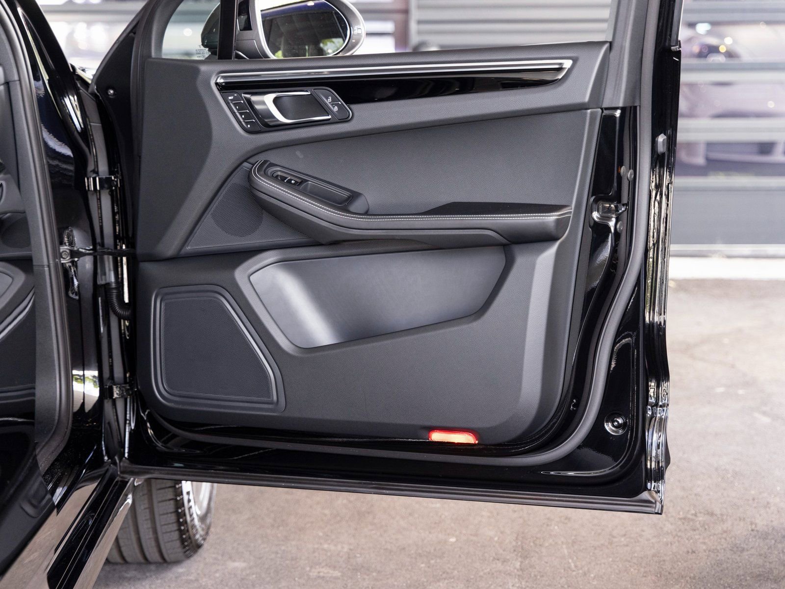 New 2025 Porsche Macan Turbo image 31