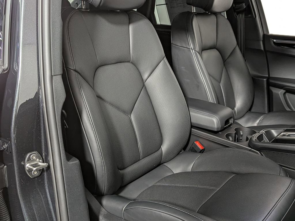 Used 2025 Porsche Macan AWD/4WD image 24