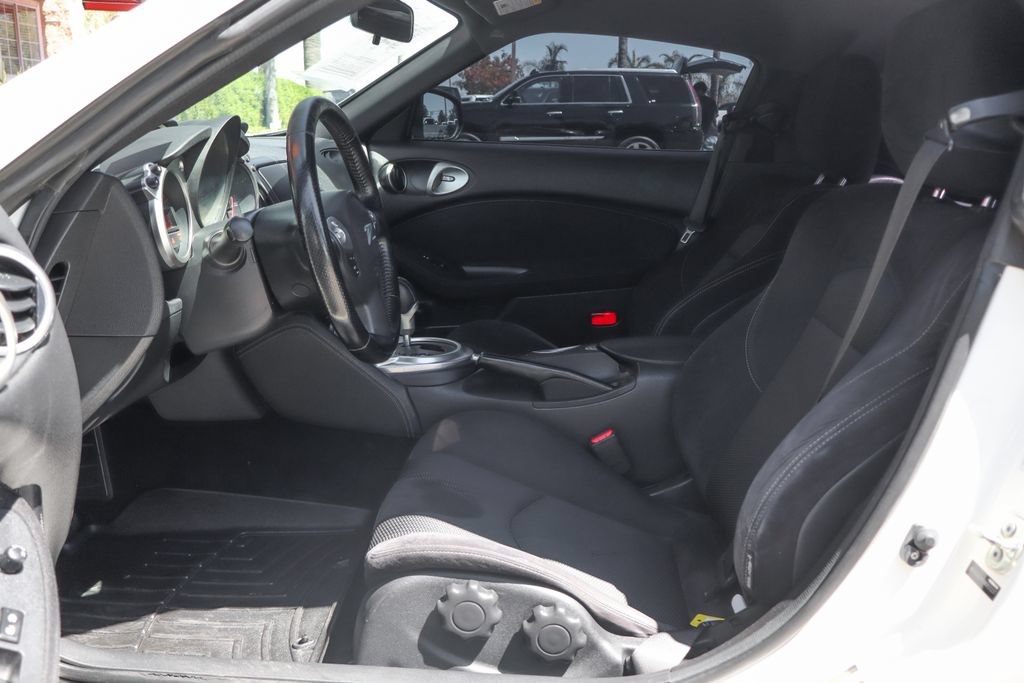 Used 2017 Nissan 370Z Coupe RWD image 18