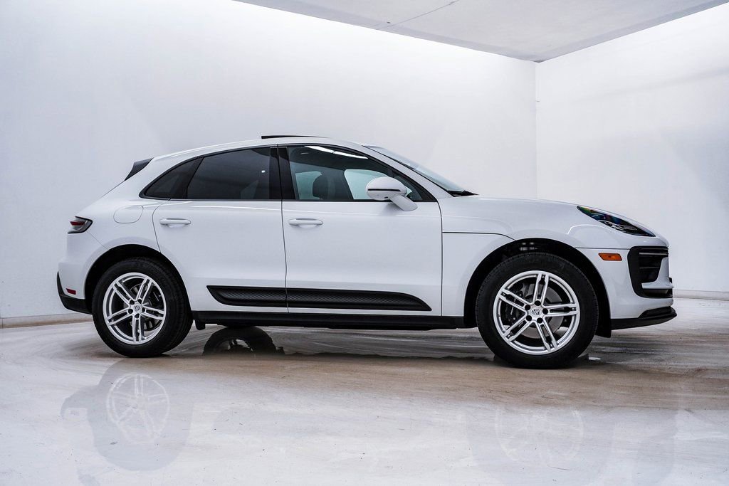 Certified 2025 Porsche Macan AWD/4WD image 9