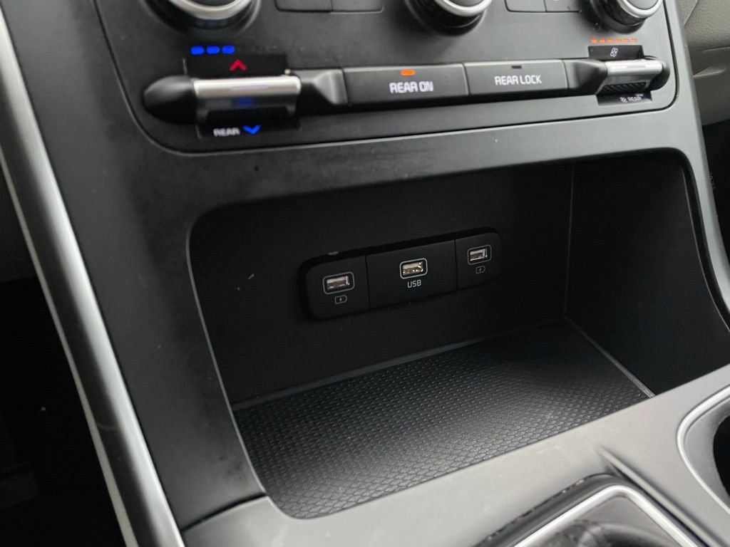 Used 2023 Kia Carnival LX FWD image 19