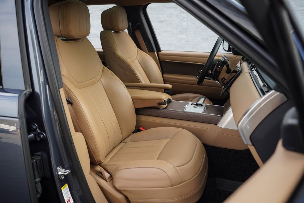 Used 2025 Land Rover Range Rover SE image 25